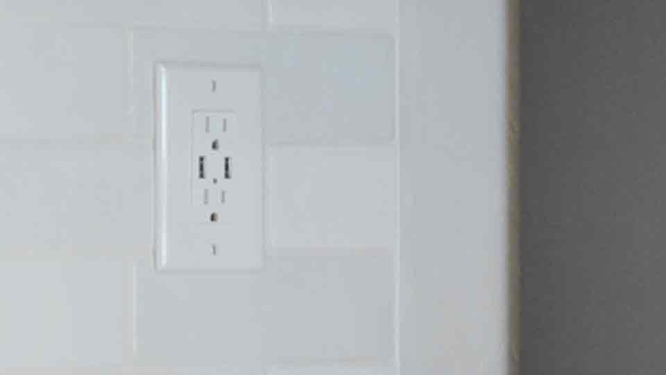 usb-wall-outlets-home-feature-new-homes-casa-grande-az-costa-verde-homes-960x540-